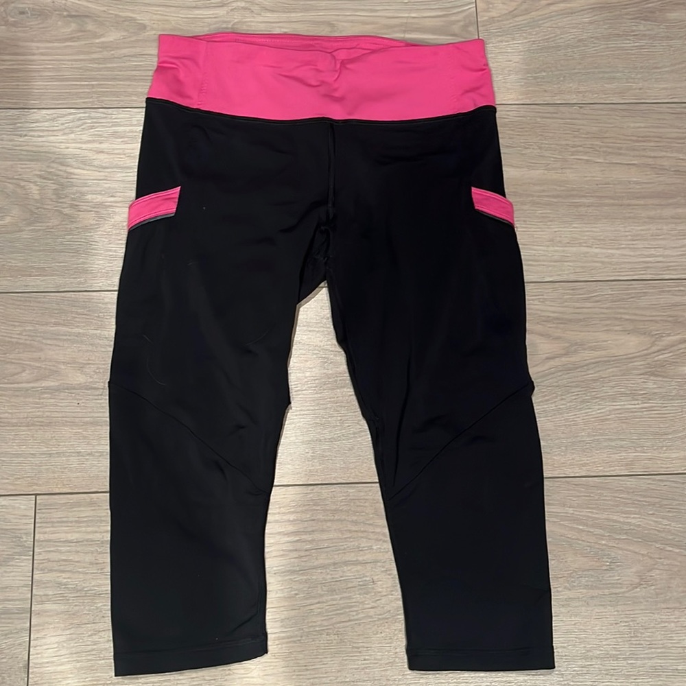 Authentic LULULEMON capri, legging, great condition and size small